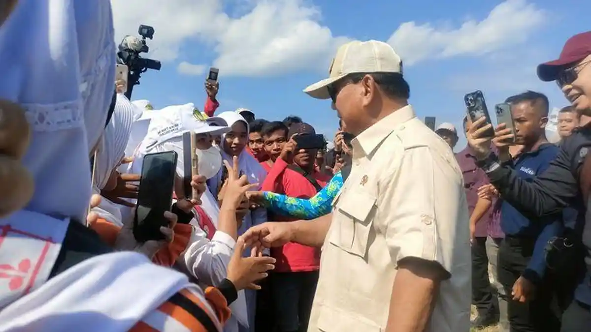 Prabowo Subianto Serahkan Mesin Perahu kepada Nelayan di Pangandaran, Berterima Kasih pada Susi
