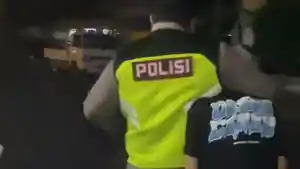 MENGAMANKAN-PESILAT-Polisi-dari-Polsek-Sumbergempol-mengamankan.jpg