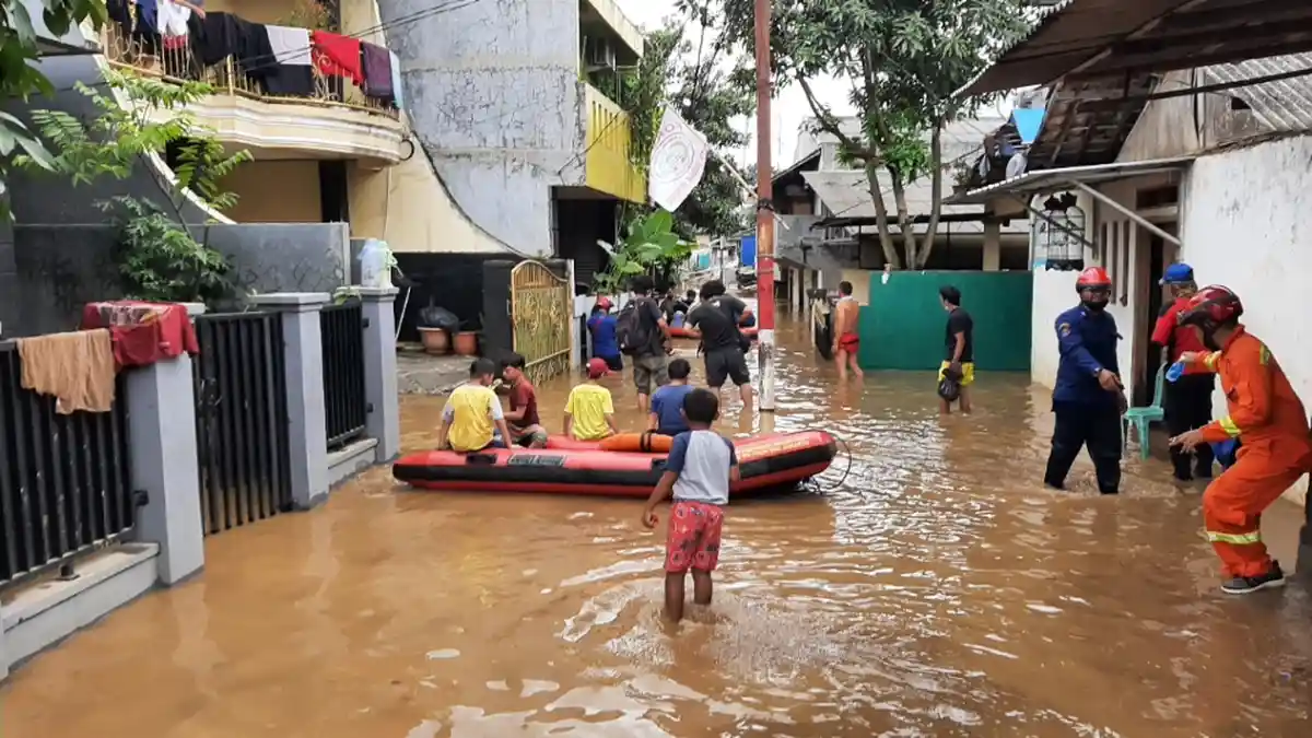 Hampir 24 Jam, Banjir di Pejaten Timur Belum Juga Surut
