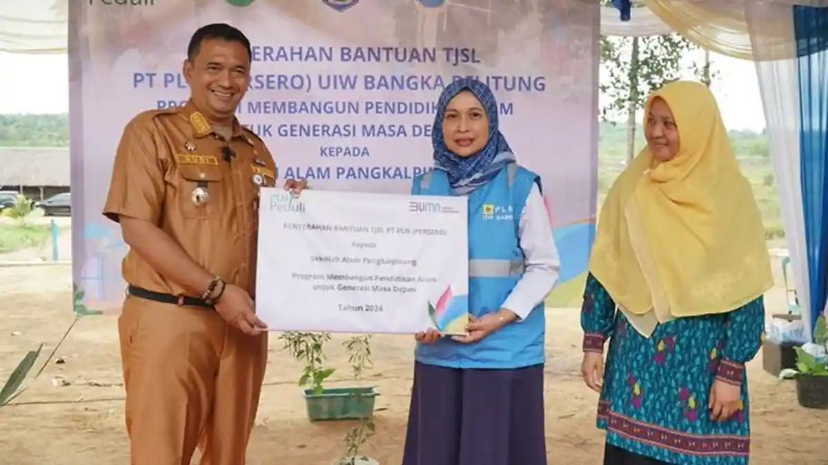 PLN Babel Salurkan Bantuan TJSL Program Membangun Pendidikan Alam bagi Generasi Masa Depan - 20240911-Simbolis-penyerahan-Bantuan-TJSL-PLN-dari-GM-PLN-UIW-Babel-Dini-Sulistyawati.jpg