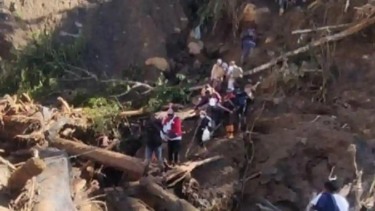 Rombongan PMI Lhokseumawe Terpaksa Jalan Kaki 78 Km Karena Akses Jalan Terputus