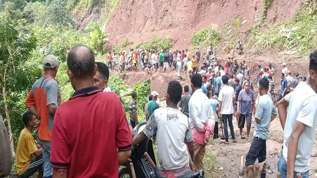 Warga Dua Desa di Adonara Perbaiki Ruas Jalan Putus Akibat Longsor