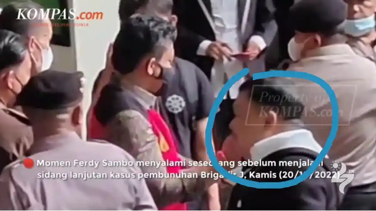 Pria yang Disalam Ferdy Sambo saat Menuju Ruang Sidang Ini Mendadak Perhatian Tajam Aparat Keamanan