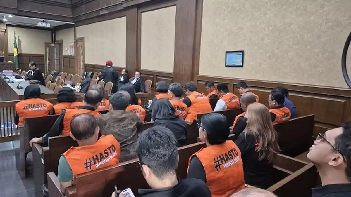 Pendukung Sekjen PDIP Hasto Kristiyanto Kompak Pakai Rompi Oranye saat Hadir di Pengadilan Tipikor