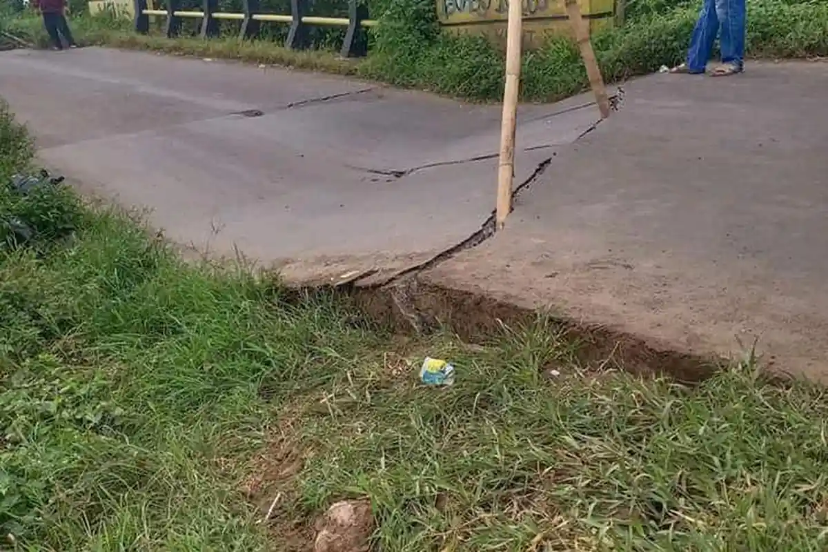 Ada Retakan pada Aspal Jembatan Antar Kecamatan di Indramayu, Warga Pasang Barikade Khawatir Roboh