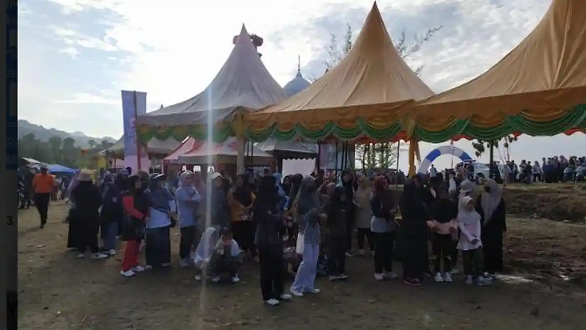 Peserta Fun Bike dan Fun Walk HUT Aceh Selatan Bersiap Start di Depan Masjid Apung
