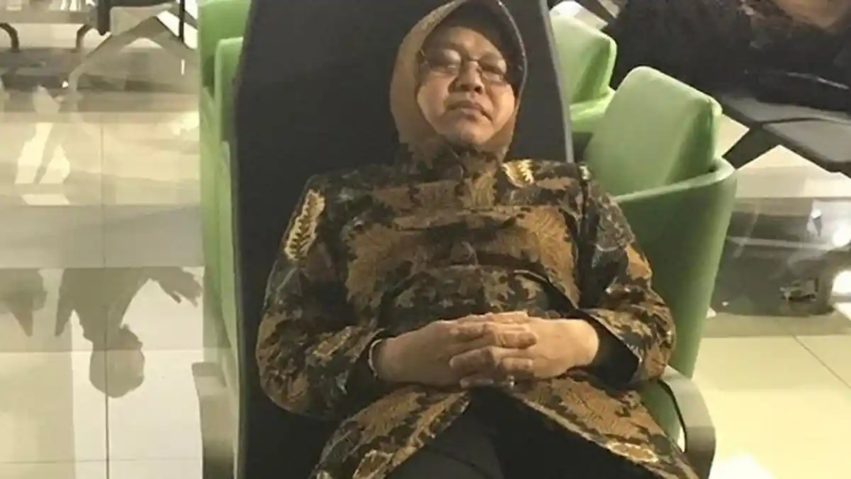 Foto Risma Tidur di Ruang Tunggu Penumpang Bandara Beredar, Netizen Bersimpati