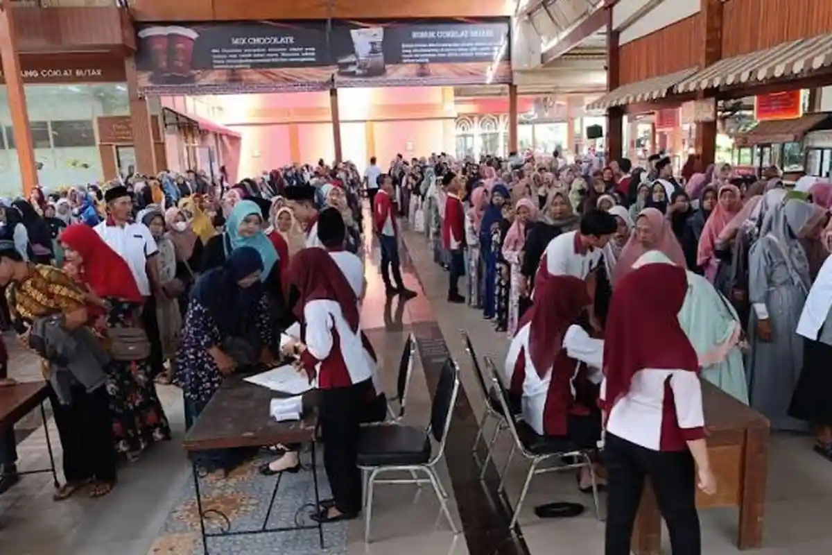 Ribuan Orang Antre Pembagian Uang THR dari Pengelola Kampung Coklat Blitar