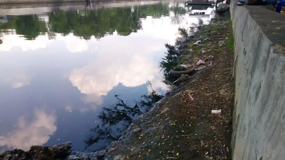 Warga Keluhkan Air Kali Sunter yang Hitam dan Berbau