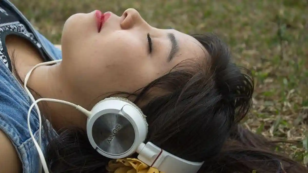 5 Bahaya dan Dampak Negatif Penggunaan Earphone yang Berlebihan bagi Kesehatan Pendengaran