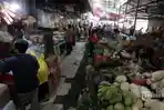 Suasana-pedagang-melayani-pembeli-di-Pasar-Kebayoran-Lama.jpg