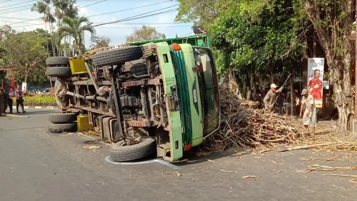Muatan Berlebih, Truk Pengangkut Tebu di Kota Malang Terguling Saat Menikung