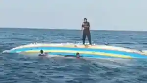Nelayan-Gili-Ketapang-menyelamatkan-paket-bantuan-pangan-di-Probolinggo.jpg