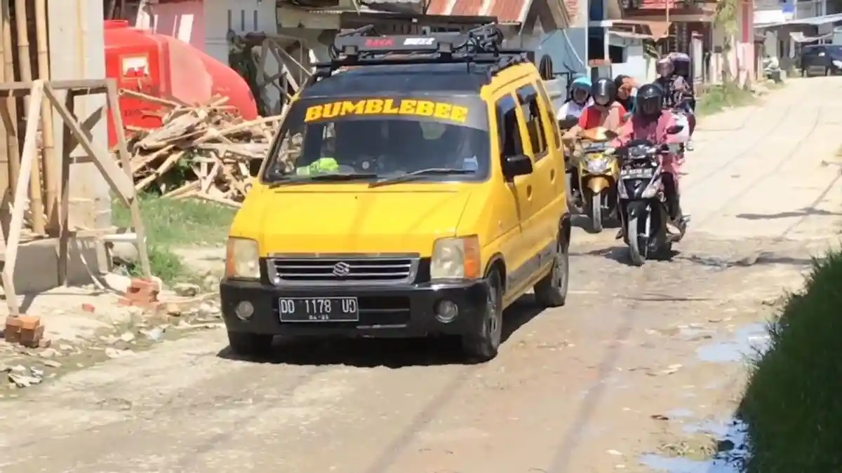 Keluarga Wisudawan Keluhkan Akses Jalan ke Kampus Unsulbar, Sempit dan Becek