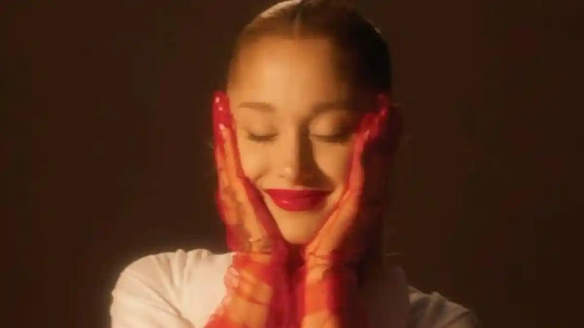 7 Rekomendasi Lagu Ariana Grande, Cocok Didengarkan Saat Jatuh Cinta