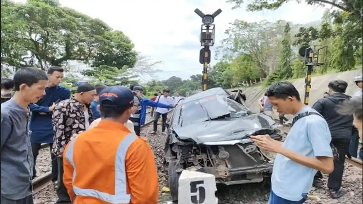 Kecelakaan di Muara Enim, Avanza Ringsek Diseret KA Babaranjang, Isi 10 Penumpang Termasuk Sopir