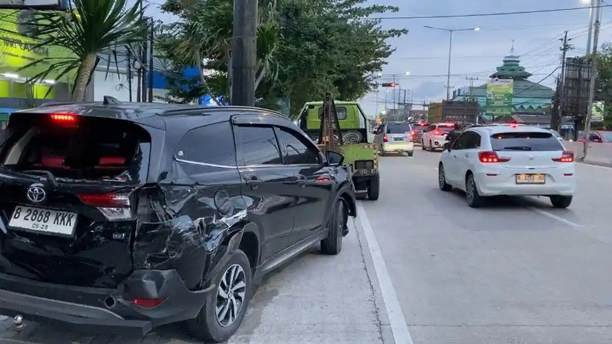 Diduga Rem Blong, Truk Kontainer Picu Tabrakan Beruntun di Pedurungan Semarang