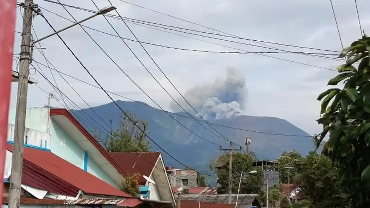 BREAKING NEWS: Gunung Marapi Sumbar Kembali Erupsi, Kolom Abu Setinggi 250 Meter Arah Timur Laut