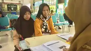 Murid-dan-wali-murid-jalur-afirmasi-saat-datang-ke-posko-SPMB-SMP-Negeri-1-Kota-Batu.jpg
