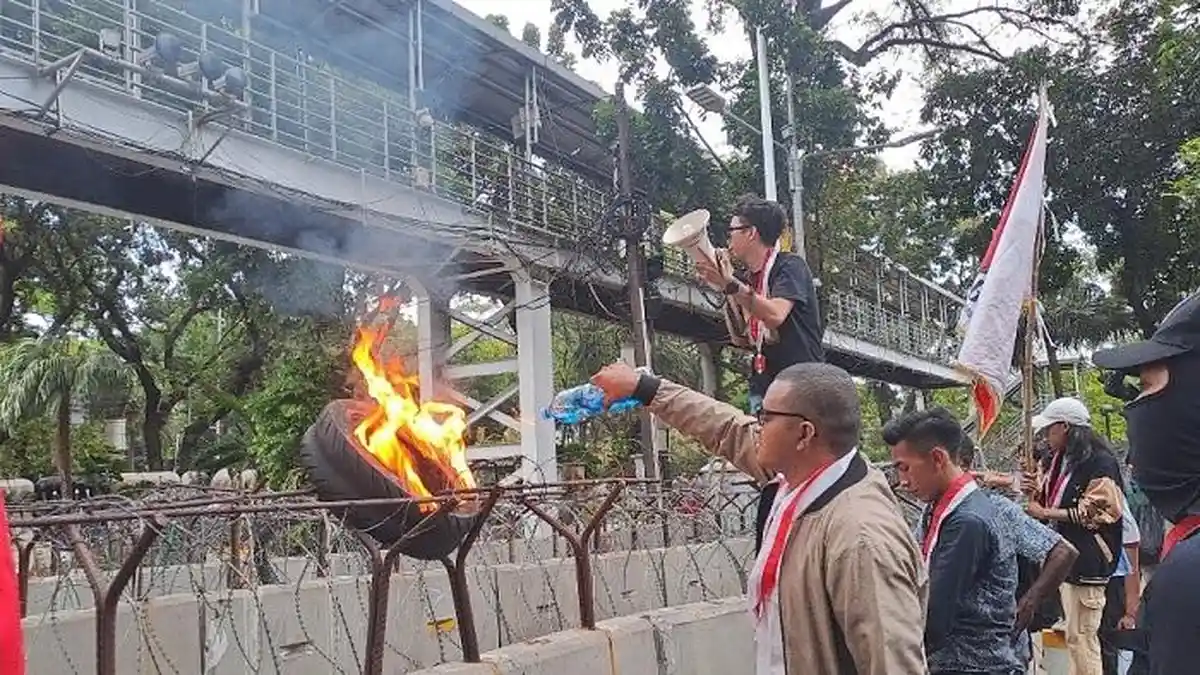 Demo Mahasiswa di Patung Kuda Memanas, Massa Aksi Bakar Ban Hingga Merusak Barrier Beton