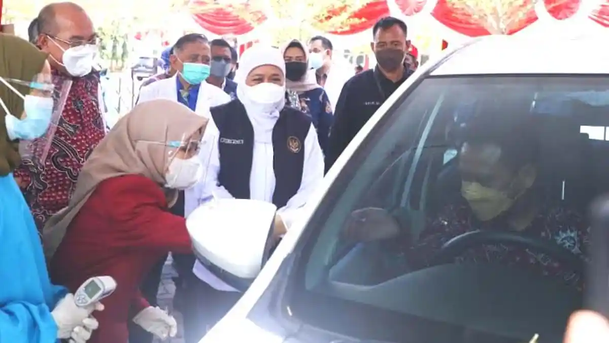 Khofifah Ingin Vaksinasi Drive Thru di Universitas Muhammadiyah Surabaya Ditiru Tempat Lain