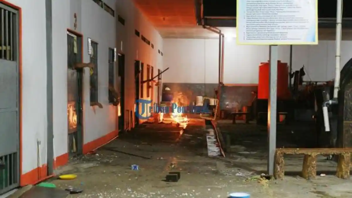 BERITA FOTO: Sidak Lapas Pontianak, Menteri Jokowi Dilempari Piring dan Botol