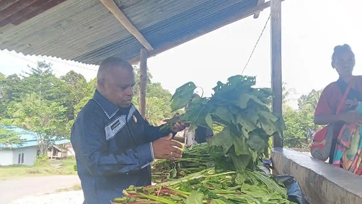 Anggota DPRK Maybrat Borong Sayur di Pasar Aitinyo, Ternyata Ini Alasannya