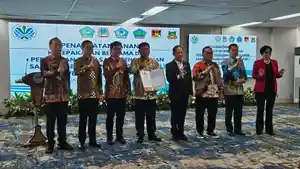 TANDA-TANGAN-Gubernur-Sulawes.jpg