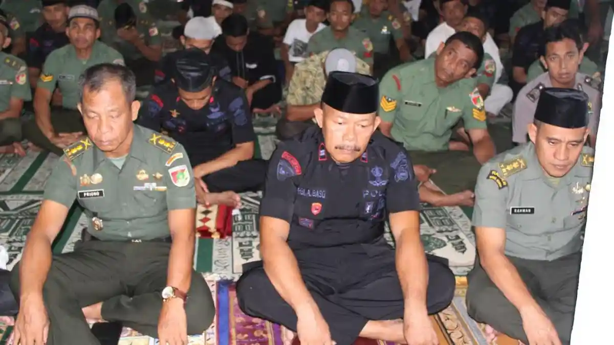 Kompaknya, Polisi dan Tentara di Parepare Rutin Salat Jumat Bersama