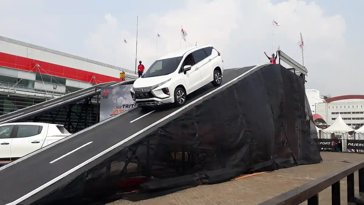 Menjajal Ketangguhan Mitsubishi Xpander di Wahana Skybridge Setinggi 2 Dinding Kontainer