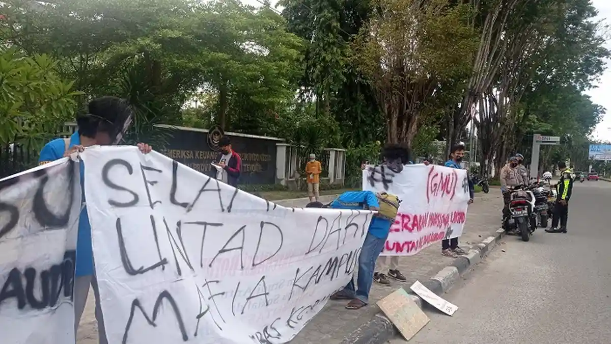 Mahasiswa Untad Gelar Aksi Bisu di Depan Kantor BPK Sulteng