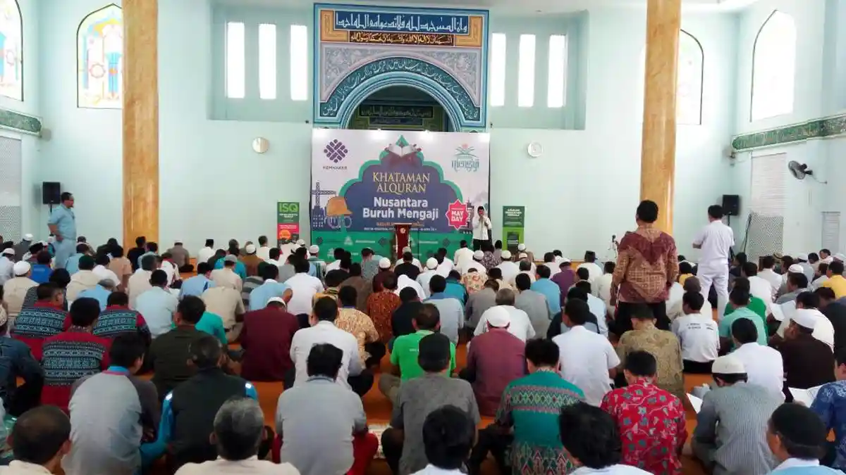 Sambut May Day,  Ribuan Buruh Khataman Alquran