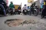 Jalan Berlubang di Persimpangan Cangkuang-Sayuran Dayeuhkolot