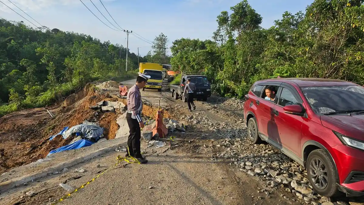 Setengah Badan Jalan Lintas Riau-Sumbar Amblas, Polisi Masih Berlakukan Buka Tutup