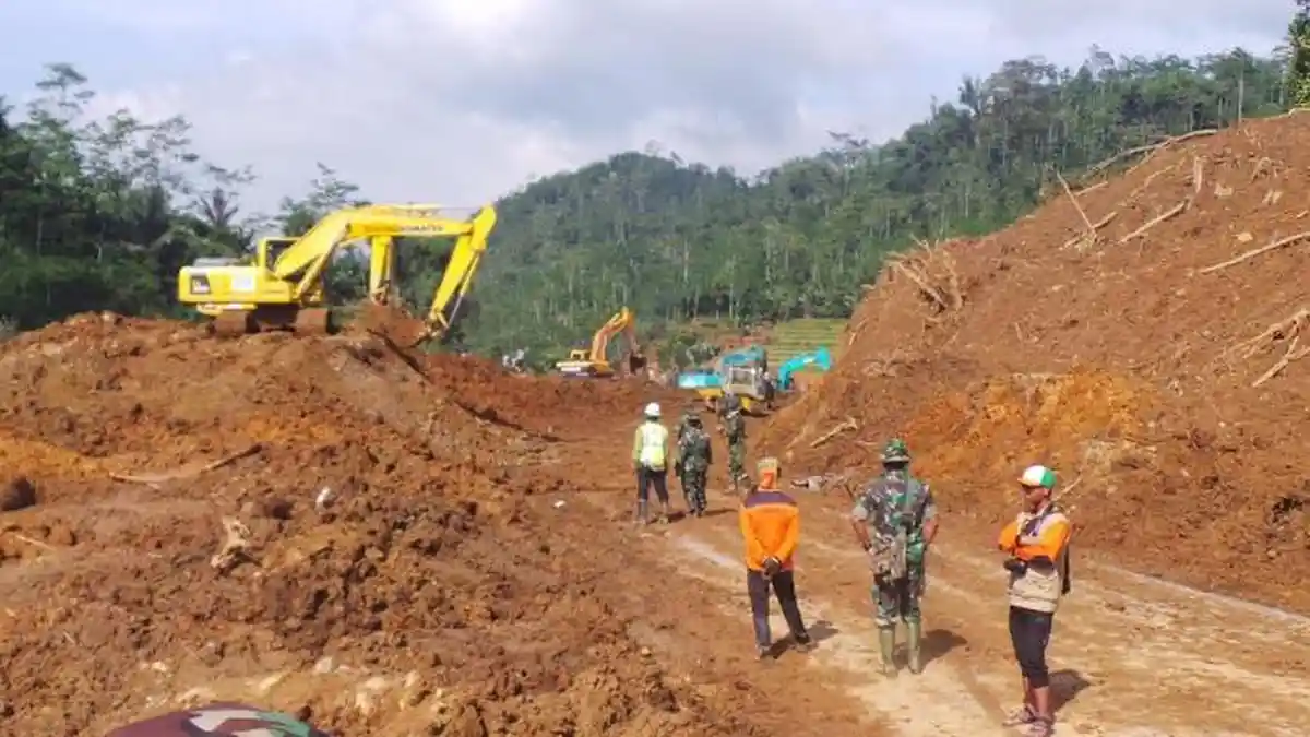 Akibat  Longsor Akses Jalan Dumoga-Lolak Bolmong Putus
