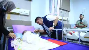 Herman-Deru-saat-menghadiri-Bakti-Sosial-Operasi-Celah-Bibir.jpg