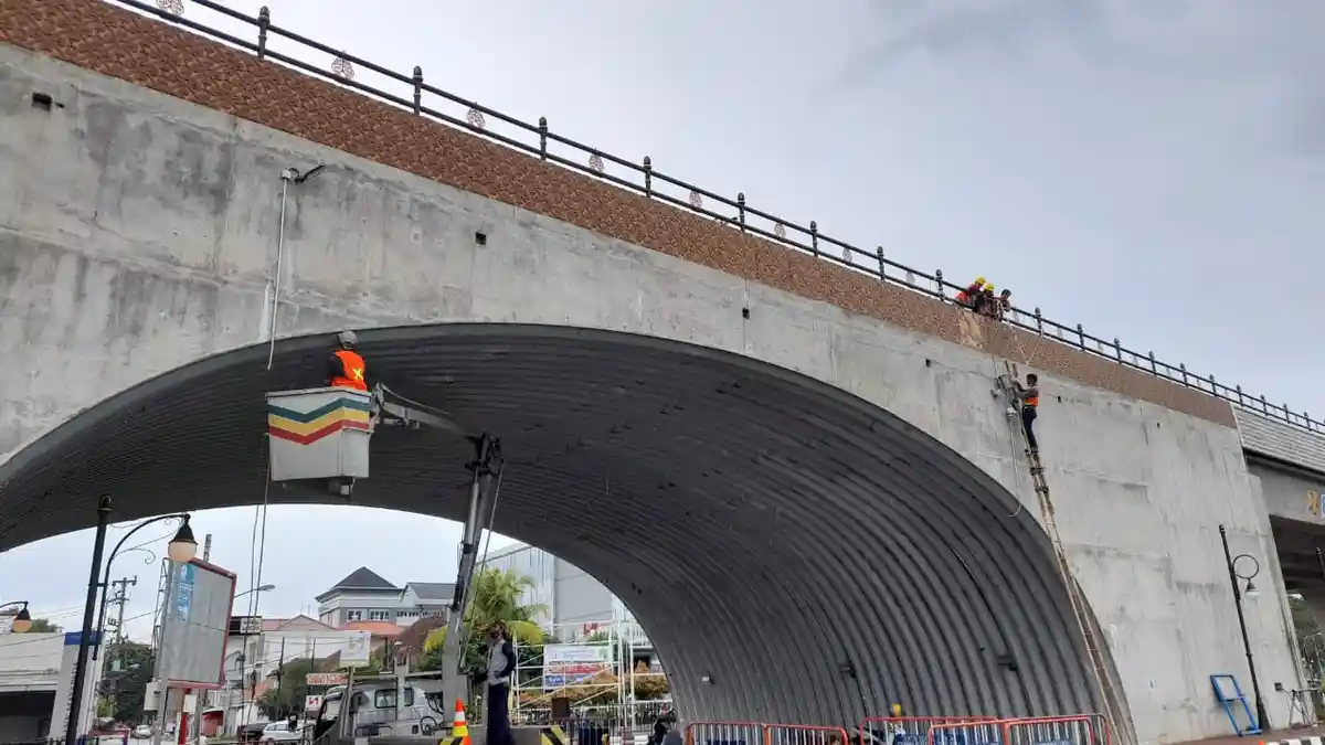 Jelang Flyover Purwosari Dibuka: Kebut Persiapan, Pastikan Coretan Vandalisme Dihapus