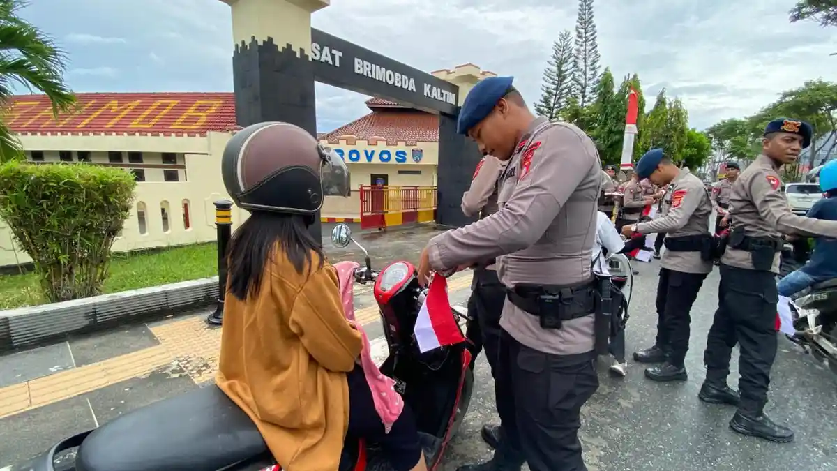 3.000 Bendera Merah Putih Dibagikan Brimob Polda Kaltim Jelang HUT ke-80 RI