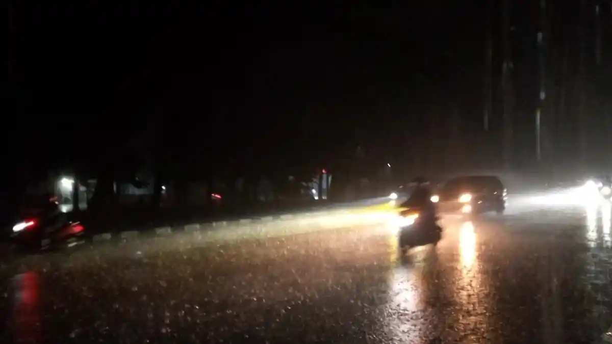 Pemudik Wajib Waspada, Jalur Bandung-Garut Licin dan Gelap Akibat Banyak PJU Mati
