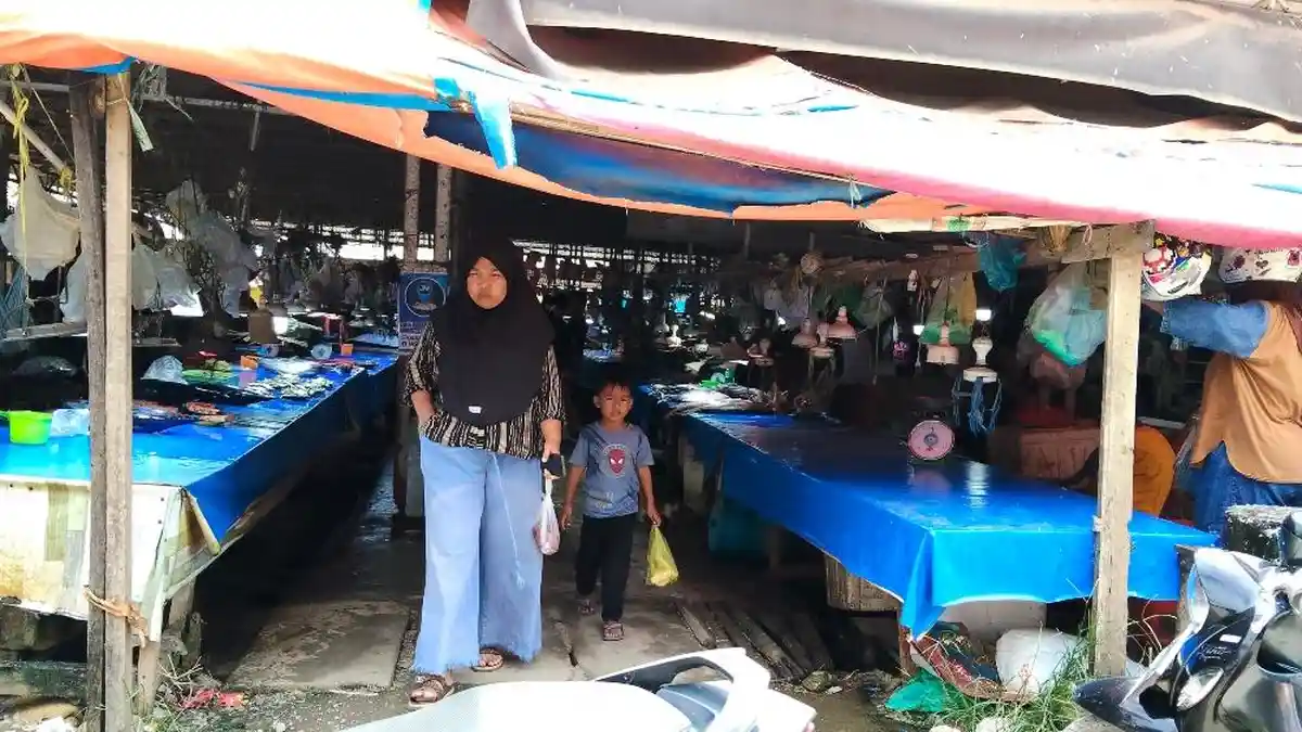 Hari Pertama Buka Pasca Idulfitri, Pasar Topoyo Mamuju Tengah Ramai Dikunjungi Warga