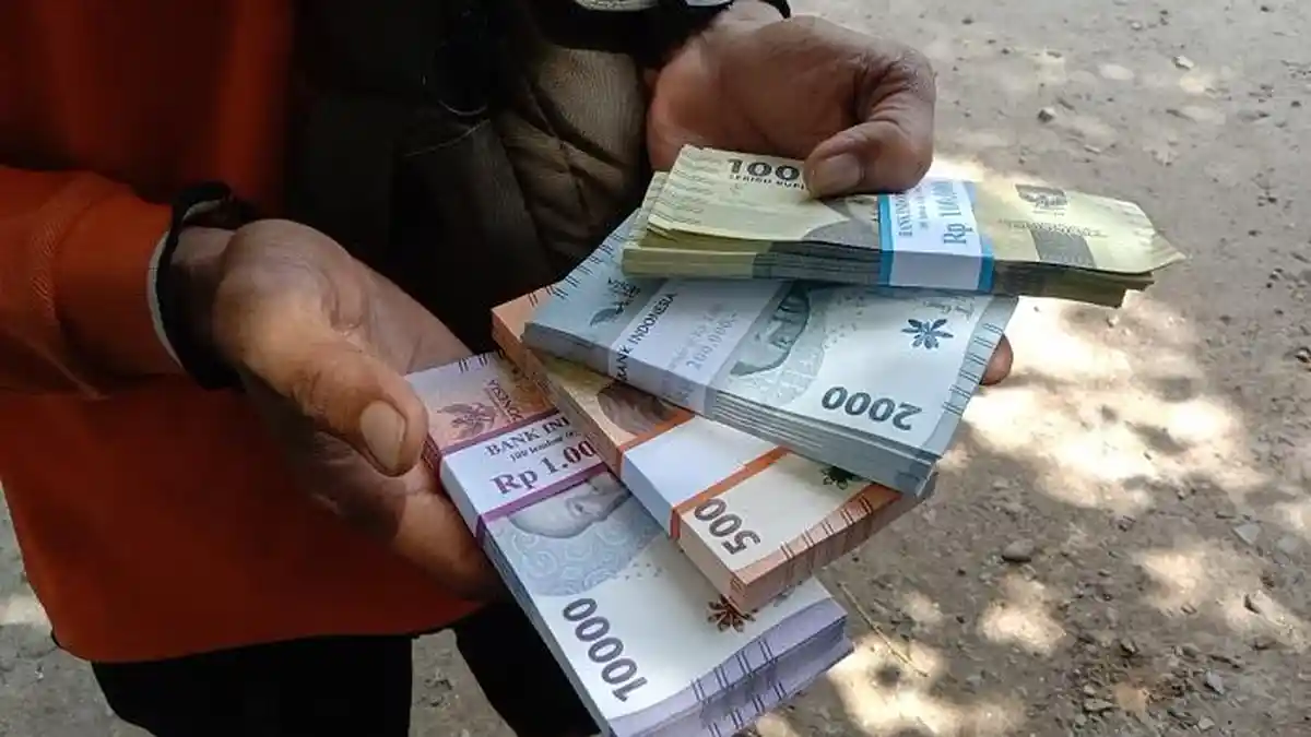 Penukaran Uang Baru di Pasar Ulak Karang Padang Diserbu Warga, Ada yang Antri 1 Jam