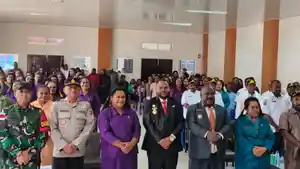 Bupati-Lanny-Jaya-Aletinus-Yigibalom-SPd-didampingi-Wakil-Bupati-Fre.jpg