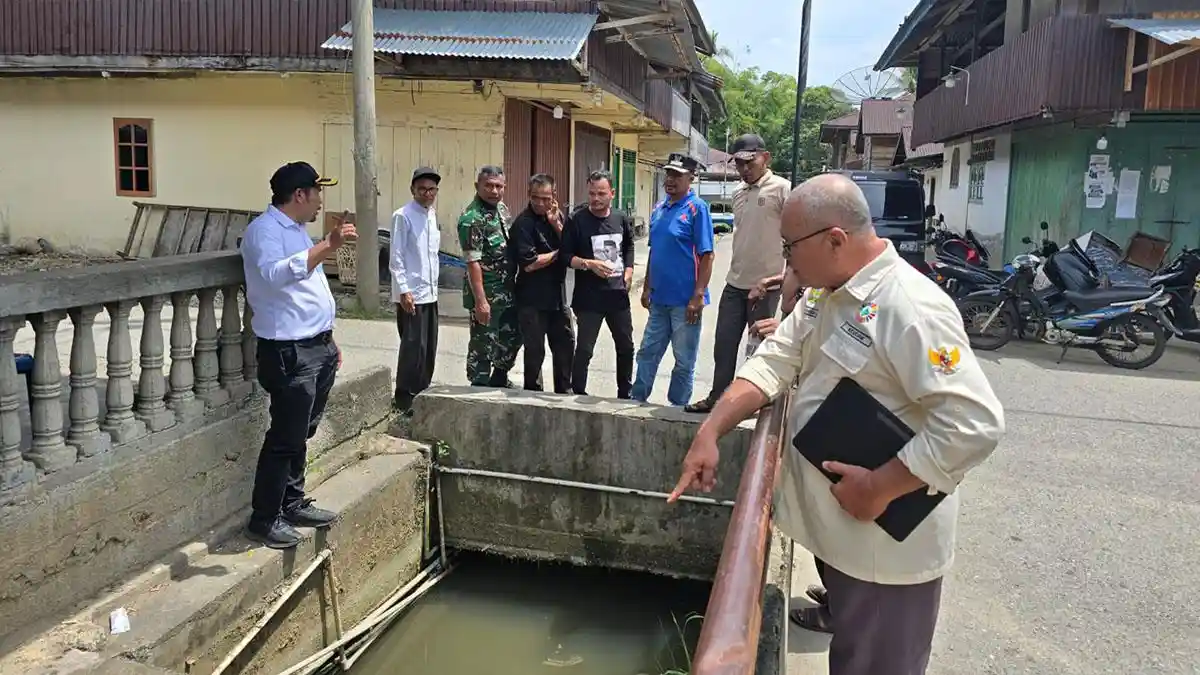 Saluran Irigasi Tersumbat, Petani Mengeluh, Camat Manggeng Abdya Turun Tangan