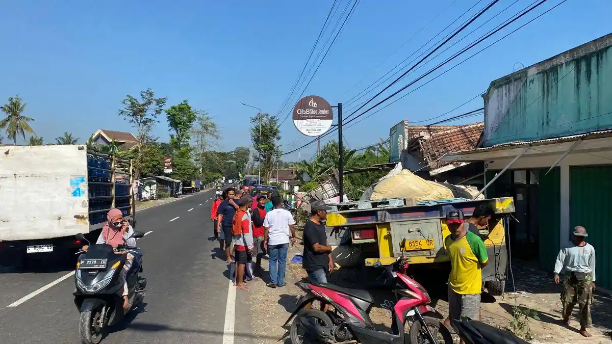 Kecelakaan di Jember, Truk Fuso Tabrak 3 Ruko dan Sepeda Motor, Diawali Ban Meletus