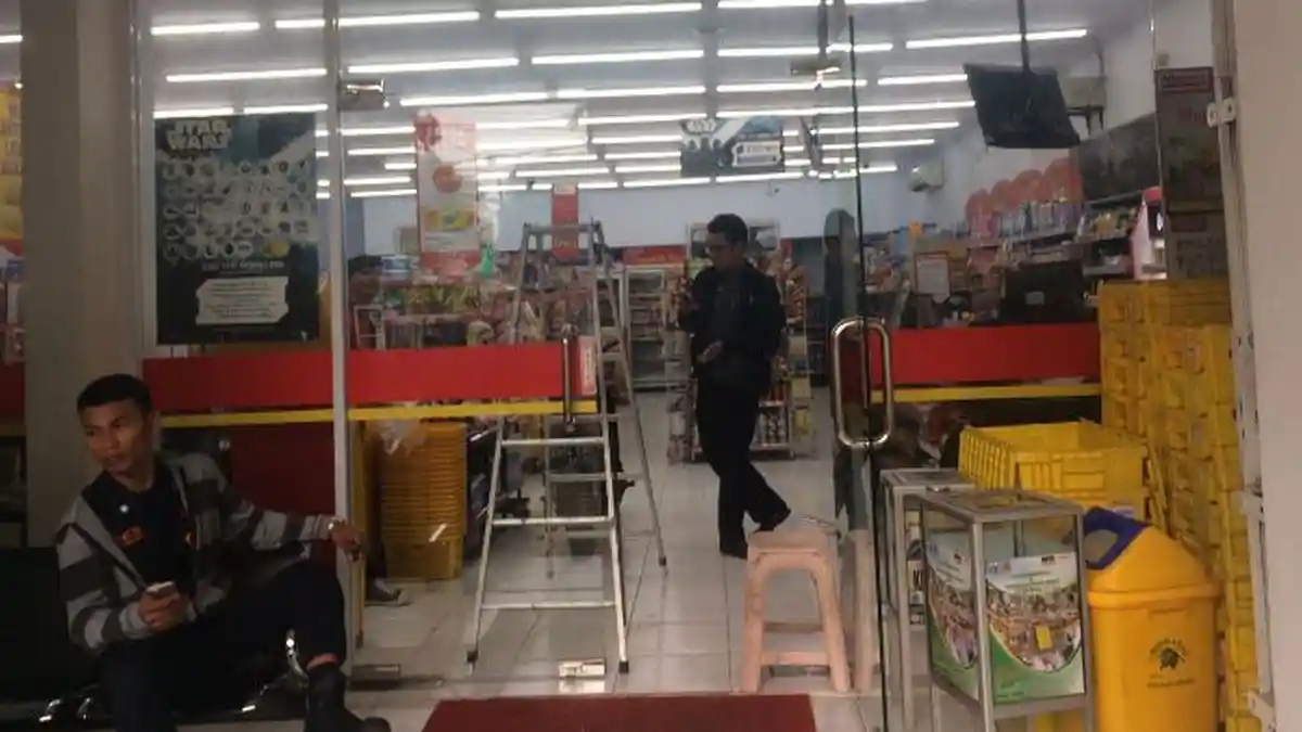 Todong Pegawai Minimarket dengan Senjata Api, Perampok Gasak Uang Brankas Rp 17 Juta
