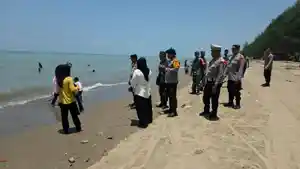 TNI-polri-patroli-di-pantai-bantayan-idul-fitri-2026.jpg
