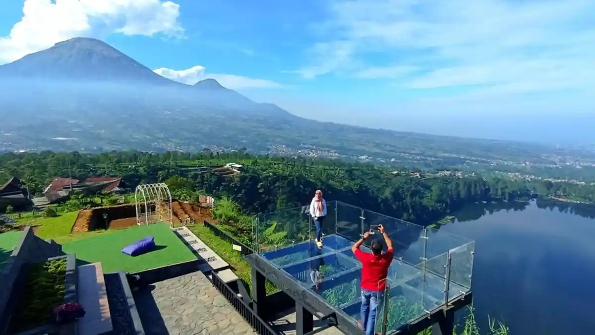 Indahnya Kahyangan Skyline Wonosobo, Ada Camping Ground hingga Paralayang di Atas Telaga Menjer