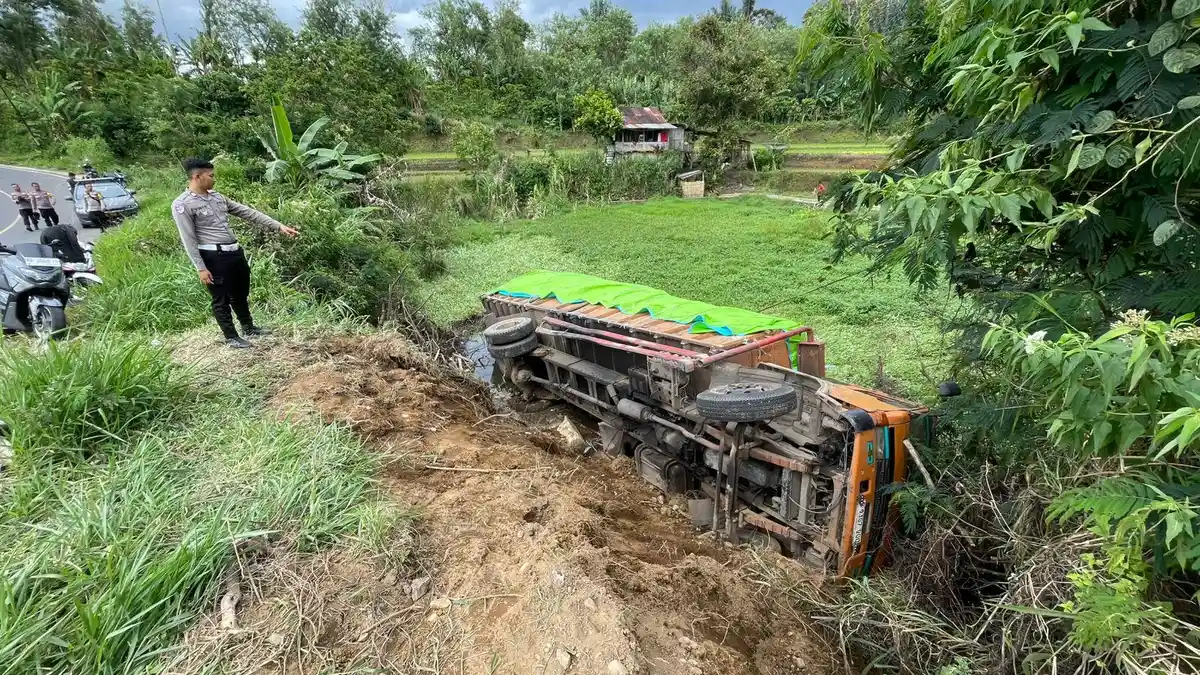 Kronologi Truk Bermuatan 6 Ton Tisu Terguling di Simpang Macang Rejang Lebong