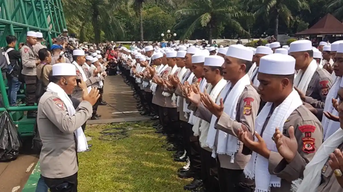 Polisi Bersorban dan Peserta Aksi 299 Kompak Bacakan Asmaul Husna