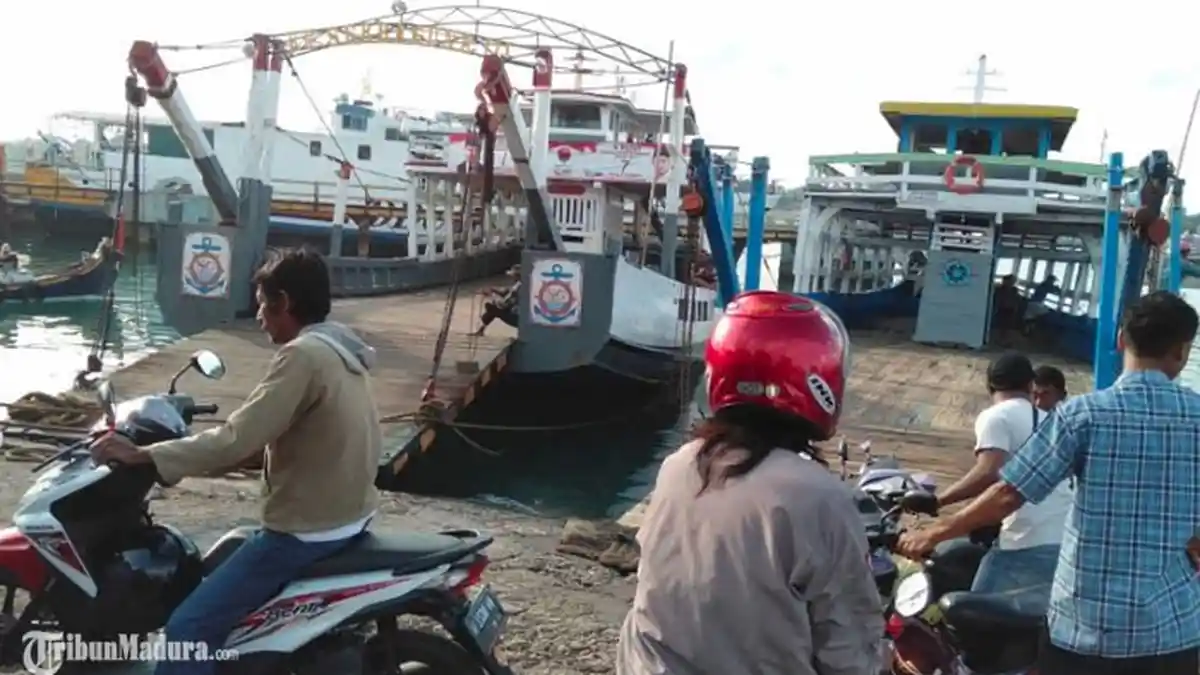 Dua Kapal di Pelabuhan Kalianget-Talango Sumenep Berebut Bersandar di Dermaga, Penumpang Geram